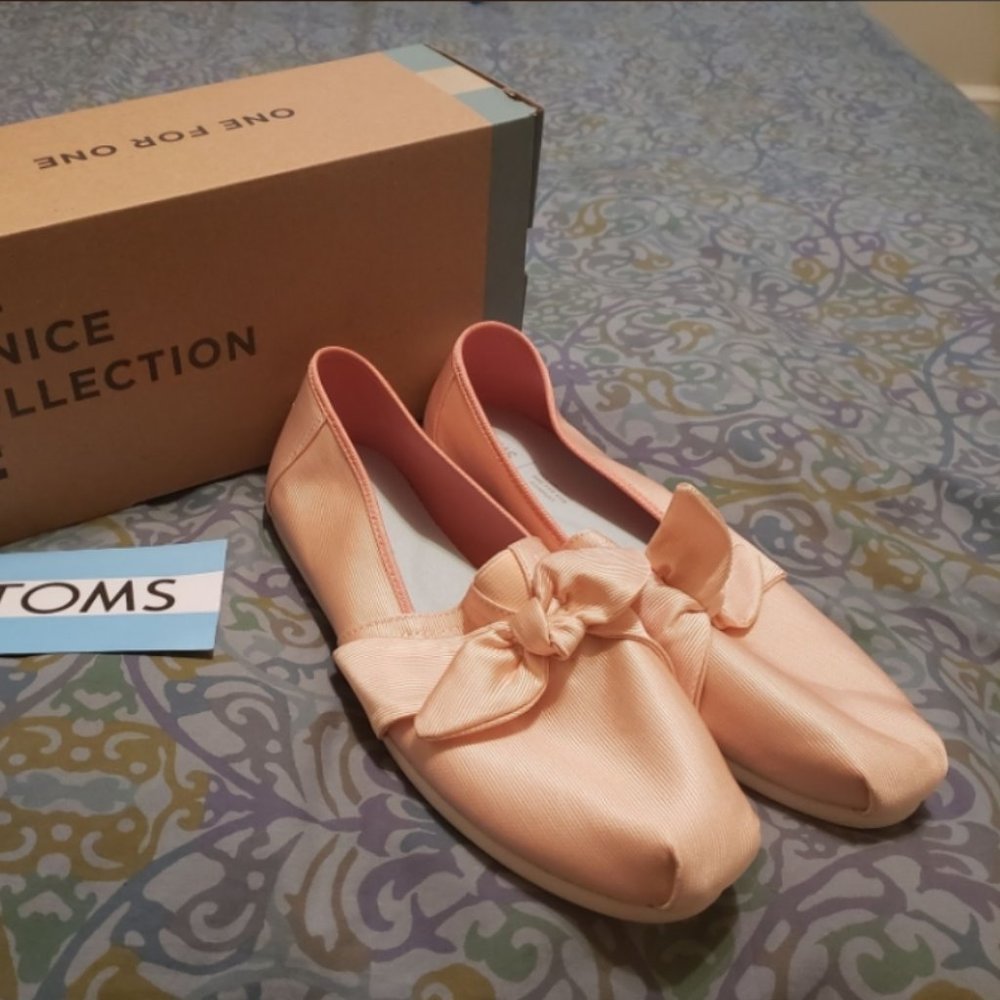 BRAND NEW NEVER WORN TOMS Slip-on Grosgrain Bow Women's Classics Blush Shoes